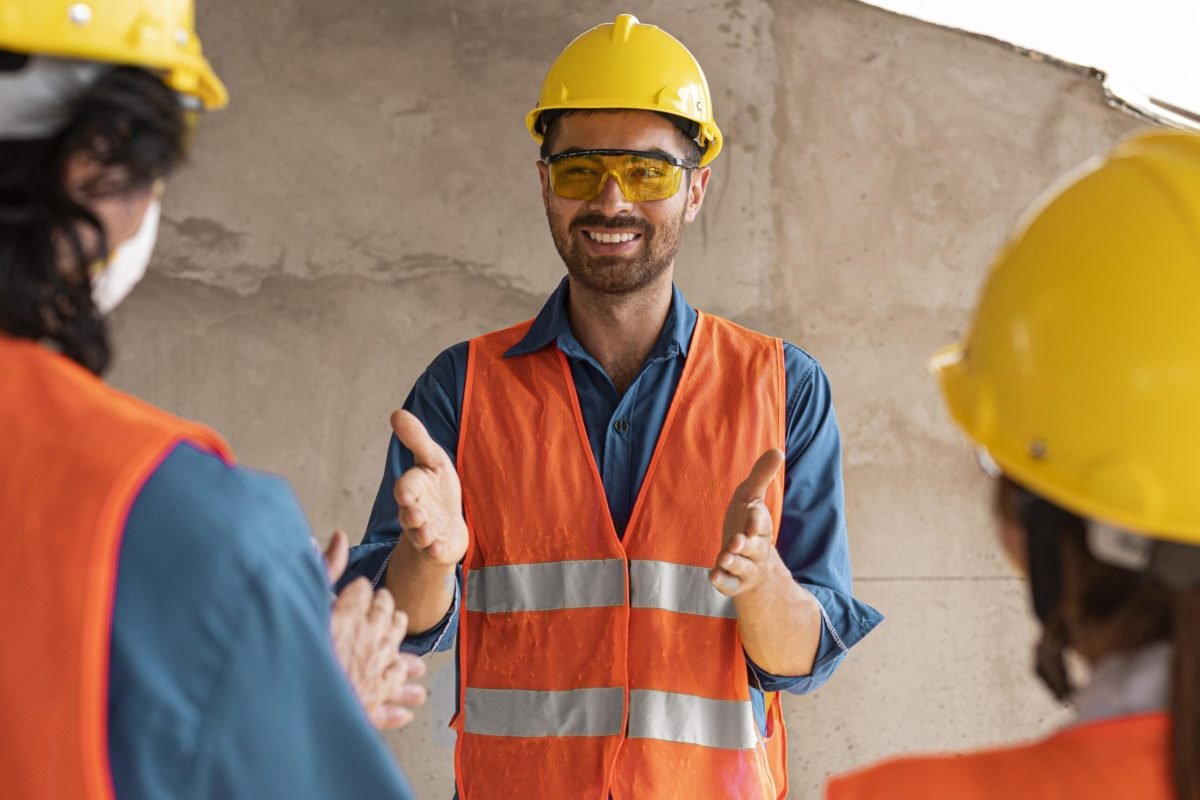 colleagues-with-safety-equipment colleagues-with-safety-equipment